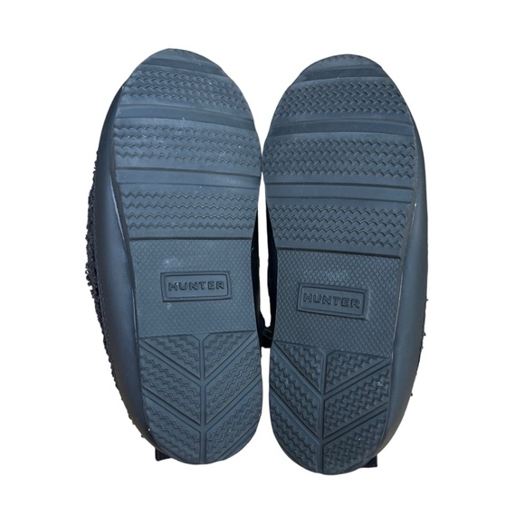 Hunter Kids black fuzzy sherpa slippers with indoor/outdoor rubber sole - Picture 4 of 9